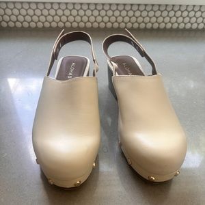 Alohas clogs. Just wore once. Cool vintage vibe